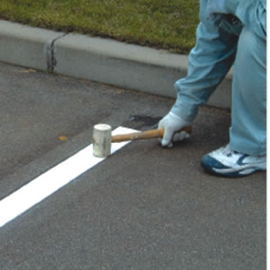 路面貼用ステッカーC ホワイト 足跡　安全用品・標識　路面標識・道路標識　路面表示用品　路面貼用テープ・部材 3枚目