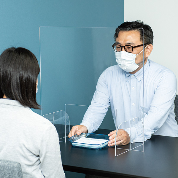 クリアパーテーション 窓付き W600　店舗用品　レジ周り備品　飛沫感染防止　レジ・窓口対策用品　フロアタイプ 3枚目